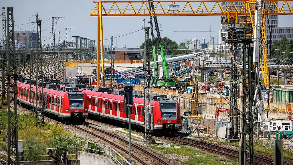 Zuege-der-S-Bahn-Muenchen-fahren-an-der-Baustelle-der-zweiten-S-Bahn-Stammstrecke