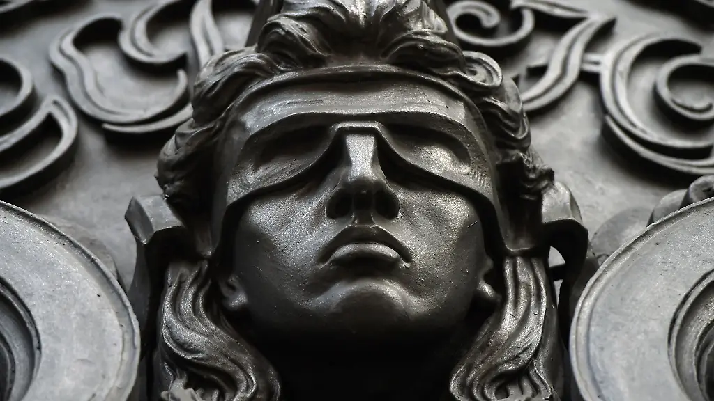 Eine-Figur-der-blinden-Justitia