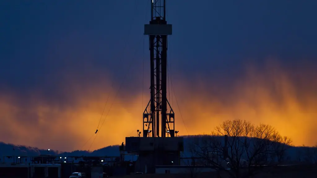 Blick-auf-den-Bohrturm-einer-Oelfoerderplattform-die-nach-dem-Prinzip-des-Fracking-arbeitet