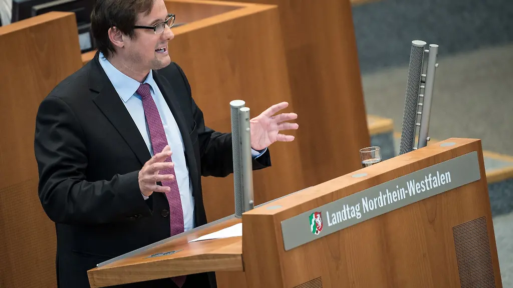 Thorsten-Schick-spricht-im-Landtag-in-Duesseldorf