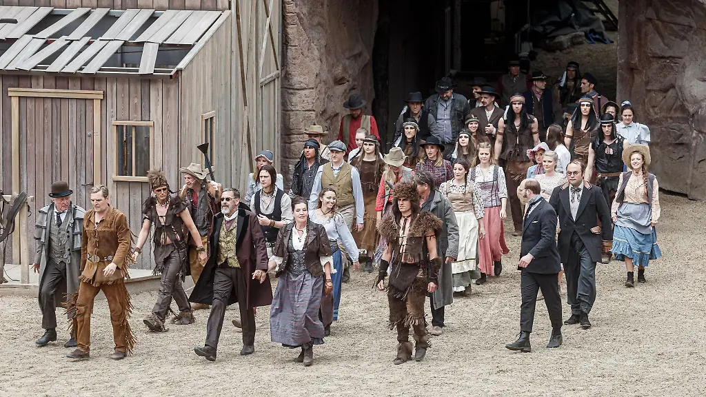 Schauspieler-und-Komparsen-mit-Ausnahme-des-Corona-Erkrankten-Darstellers-Klaws-kommen-in-die-Kalkberg-Arena