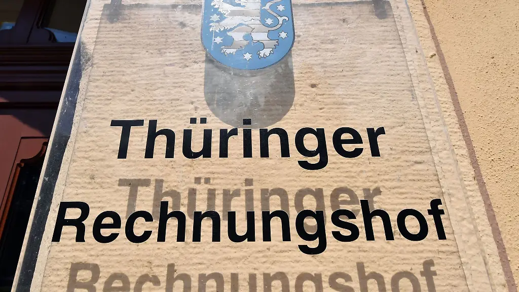 Blick-auf-Behoerdenschild-mit-der-Aufschrift-Thueringer-Rechnungshof