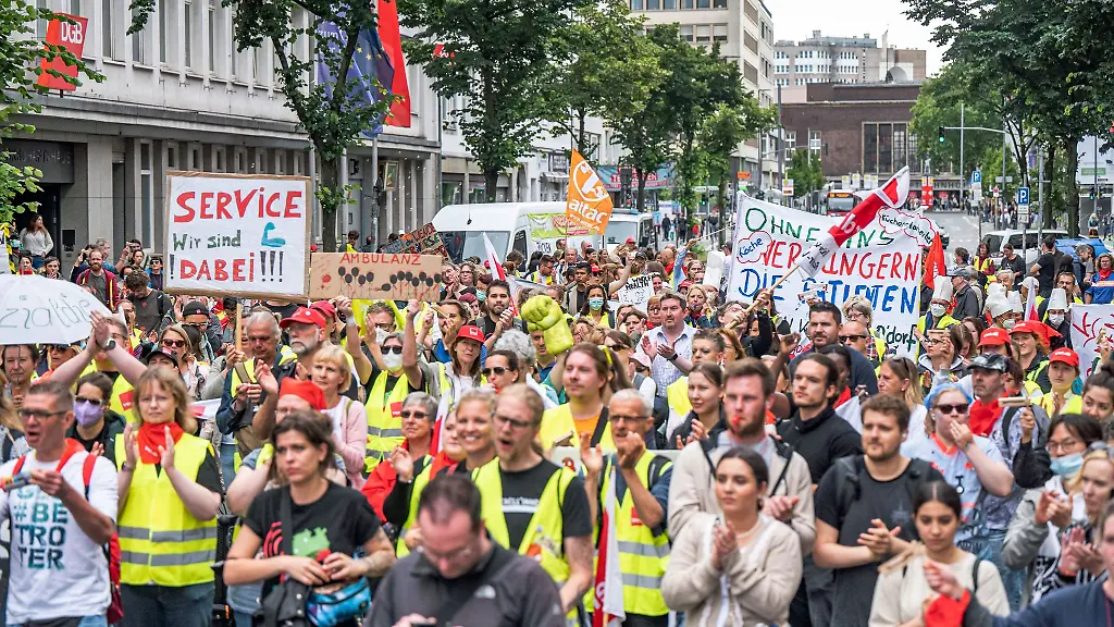 Die-Demonstranten-der-Unikliniken-sammeln-sich-vor-dem-DGB-Gebaeude-in-Duesseldorf