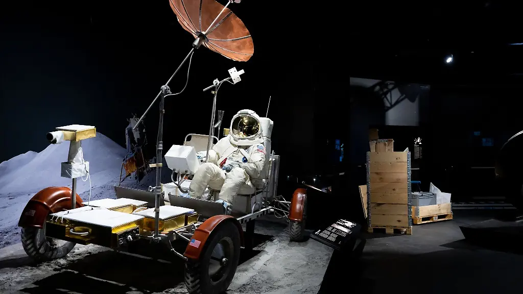 Ein-Mondfahrzeug-der-Apollo-15-Mission-ist-im-Deutschen-Museum-ausgestellt