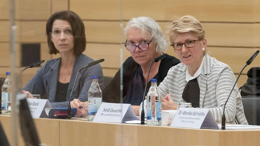 Landesfrauenvertreterin-Heidi-Deuschle-r-l-Bezirksfrauenausschuss-Vorsitzende-Erika-Bock-und-Anwaeltin-Nathalie-Oberthuer