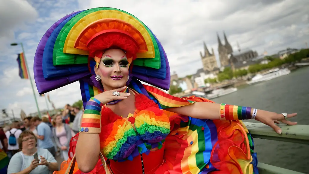 Ein-Teilnehmer-steht-bei-der-Parade-zum-Christopher-Street-Day-CSD-im-Jahr-2019-vor-dem-Dom