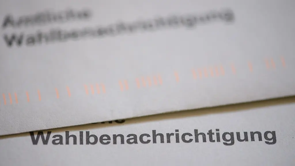 Ein-Briefumschlag-mit-der-Aufschrift-Wahlbenachrichtigung