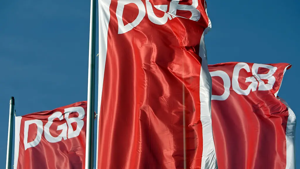 Das-Logo-des-Deutschen-Gewerkschaftsbunds-DGB-auf-wehenden-Fahnen