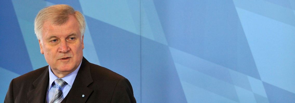 "Das ist eine Sache zwischen der CDU-Vorsitzenden und Bundeskanzlerin und mir", sagt Seehofer. "Da werden wir drüber reden."