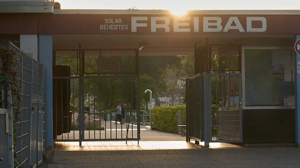 Das-Koblenzer-Freibad-Oberwerth-ist-kurz-nach-Sonnenaufgang-noch-menschenleer