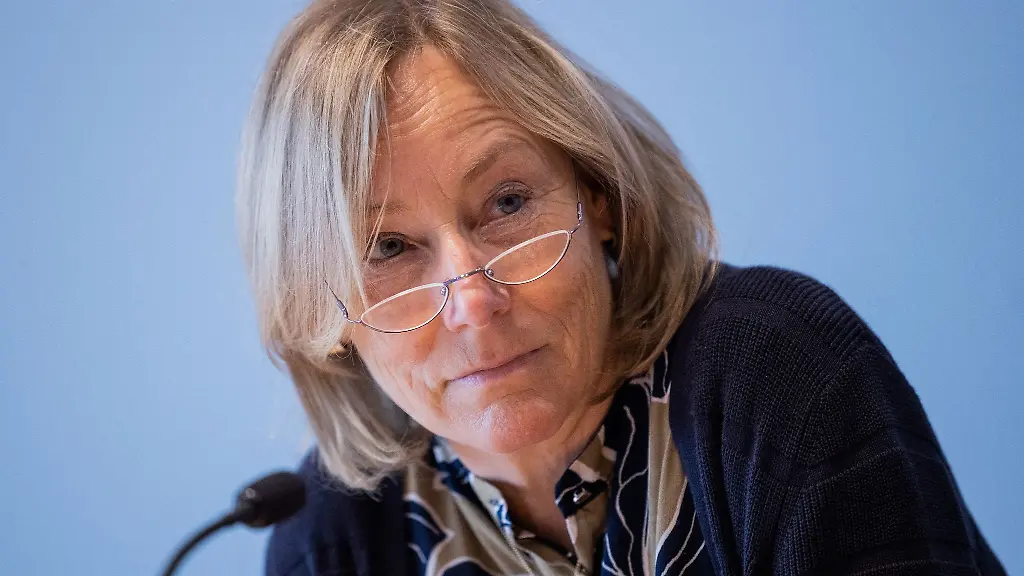 Bettina-Gayk-waehrend-einer-Pressekonferenz