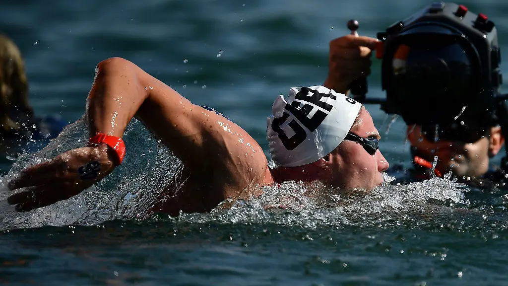 Strebt-im-Freiwasser-auch-ueber-10-Kilometer-den-Sieg-an-Florian-Wellbrock-in-Aktion