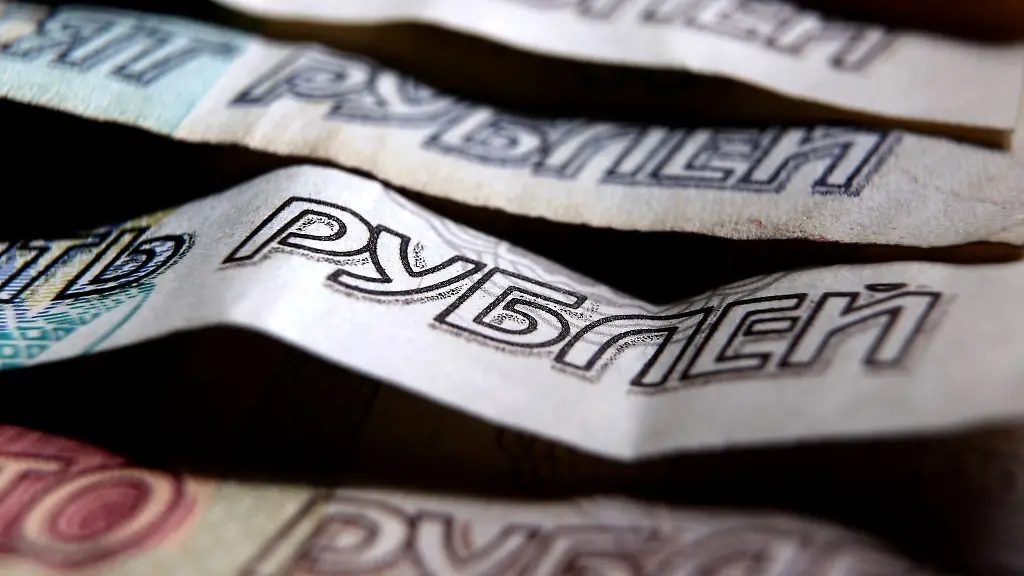 Der-Rubel-hat-ein-neues-Hoch-gegenueber-den-Leitwaehrungen-Dollar-und-Euro-erreicht