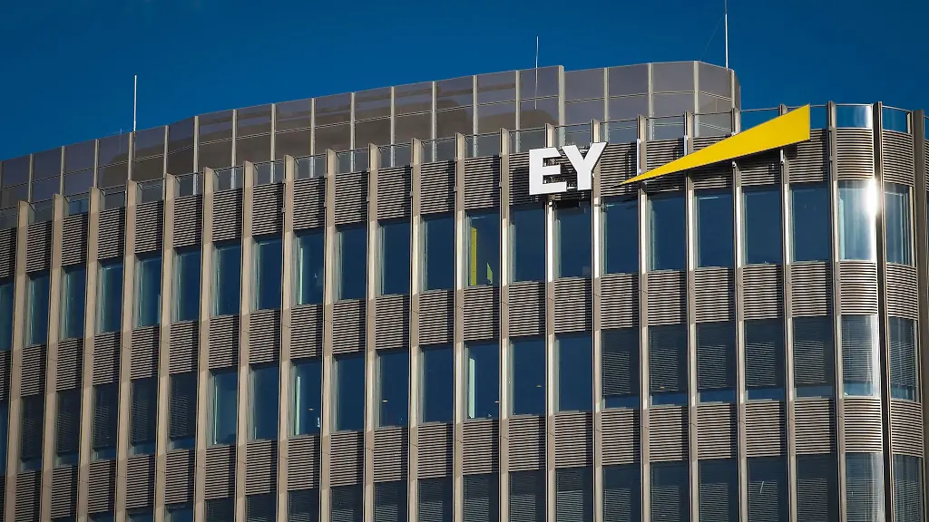 Das-Logo-des-Wirtschaftspruefungs-und-Beratungsunternehmens-Ernst-Young-EY-an-der-obersten-Etage-des-Hochhauses-in-Berlin