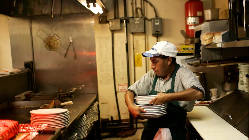 2007-10-24T120000Z-2143755949-GM1DWLBOSGAA-RTRMADP-3-USA-IMMIGRATION-CASH