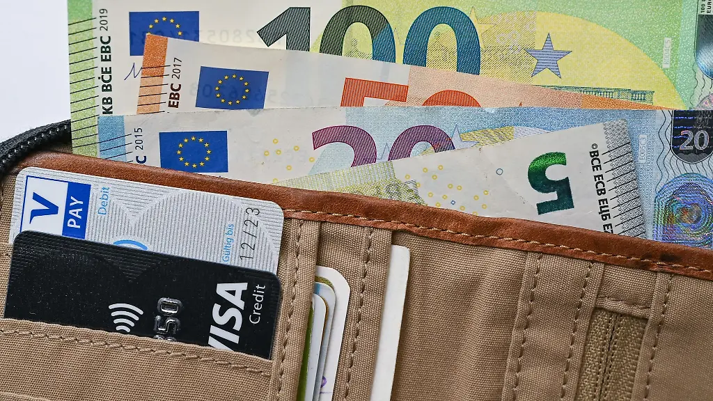 Viele-Eurobanknoten-stecken-in-einer-Geldboerse