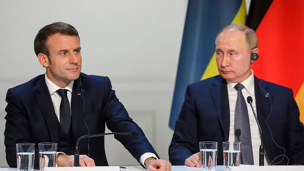 Emmanuel-Macron-l-Praesident-von-Frankreich-und-Wladimir-Putin-Praesident-von-Russland-sitzen-bei-einer-gemeinsamen-Pressekonferenz-im-Pariser-Schloss-Elysee