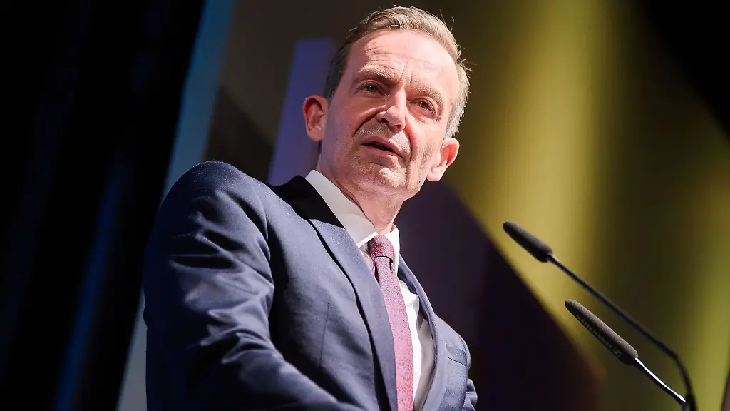 Bundesverkehrsminister-Volker-Wissing-haelt-eine-Rede-in-Berlin