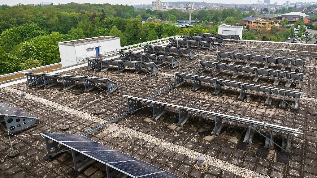 Eine-Photovoltaik-Anlage-steht-auf-einem-Dach