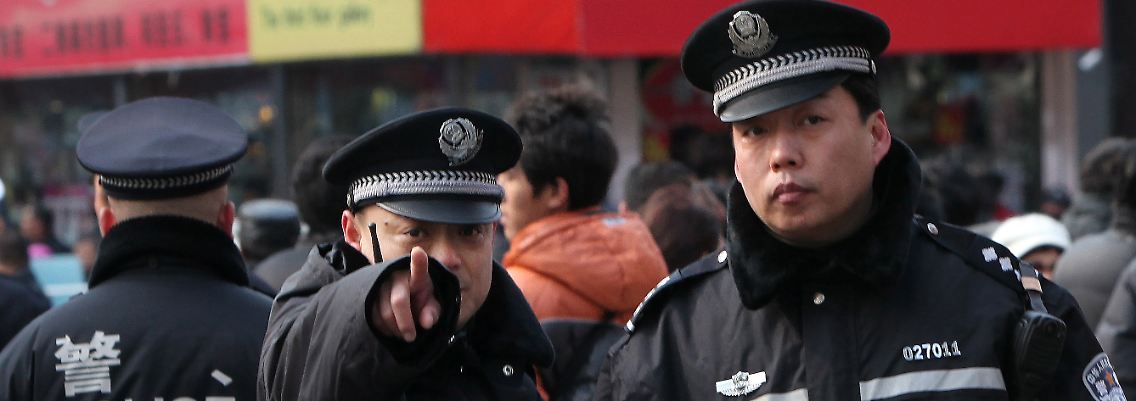 Chinesische Polizisten zeigen auf Journalisten, die über eine Protestaktion der "Jasmin Revolution" in Peking berichten wollen (Archivfoto vom 20.02.2011).