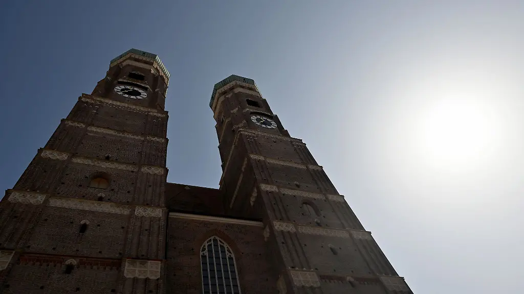 Die-Sonne-scheint-auf-die-fast-100-Meter-hohen-Tuerme-des-Muenchner-Doms