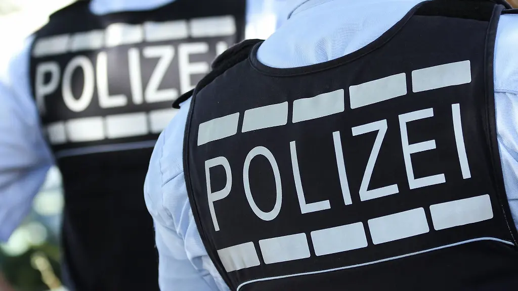 In-Polizei-Westen-gekleidete-Polizisten