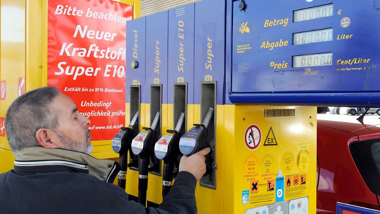 An der Tankstelle wird es für Autofahrer derzeit nicht nur teuer sondern auch verwirrend. Das steigert zusätzlich den Frust.