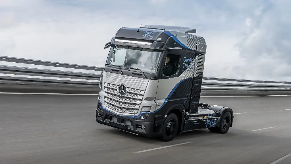 Ein-GenH2-Truck-der-Firma-Daimler-Truck-Lastwagenhersteller-stehen-unter-Druck-sich-langfristig-vom-Verbrennermotor-zu-verabschieden