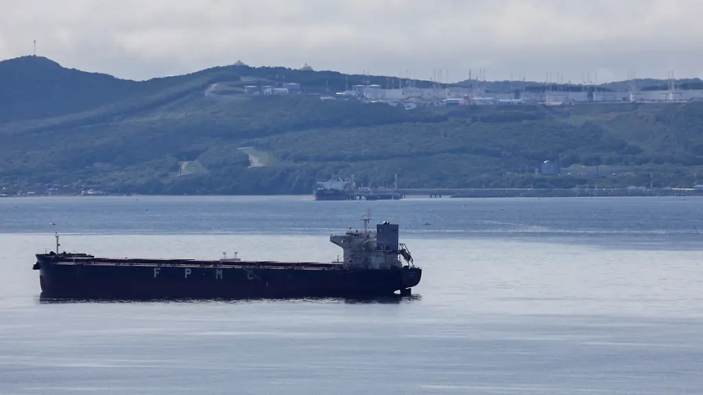 2022-06-14T103319Z-878095788-RC2NQU9UVL7W-RTRMADP-3-GLOBAL-OIL