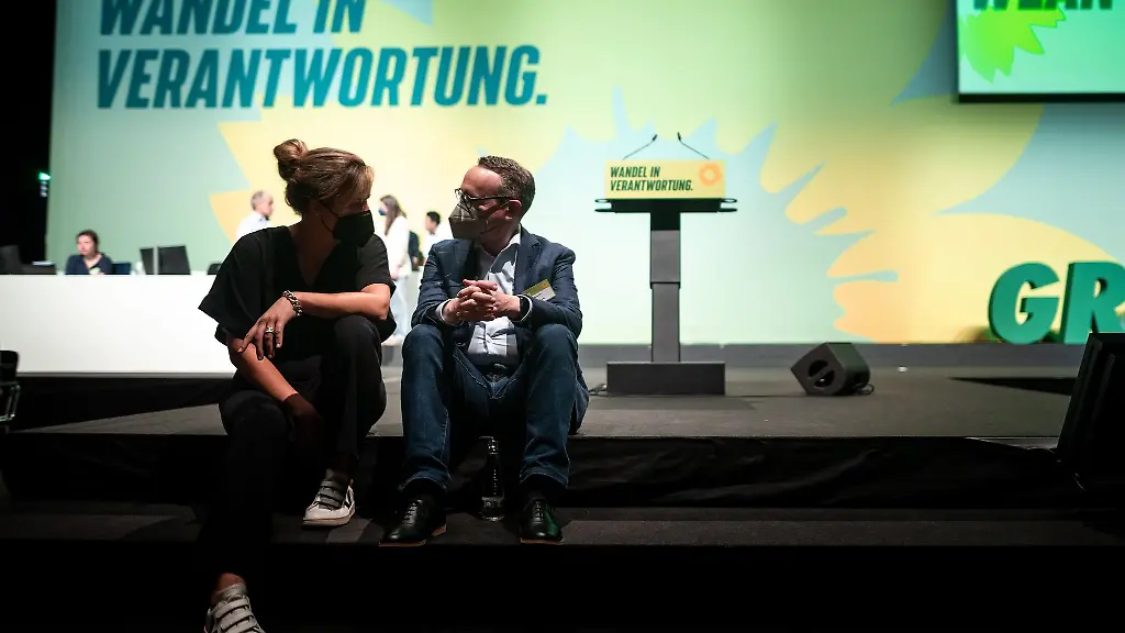 Landesparteichefin-Mona-Neubaur-sitzt-mit-Benjamin-Limbach-l-r