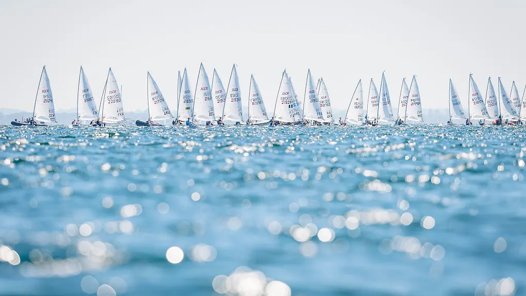 Das-grosse-Starterfeld-in-der-Bootsklasse-ILCA7-im-Gegenlicht