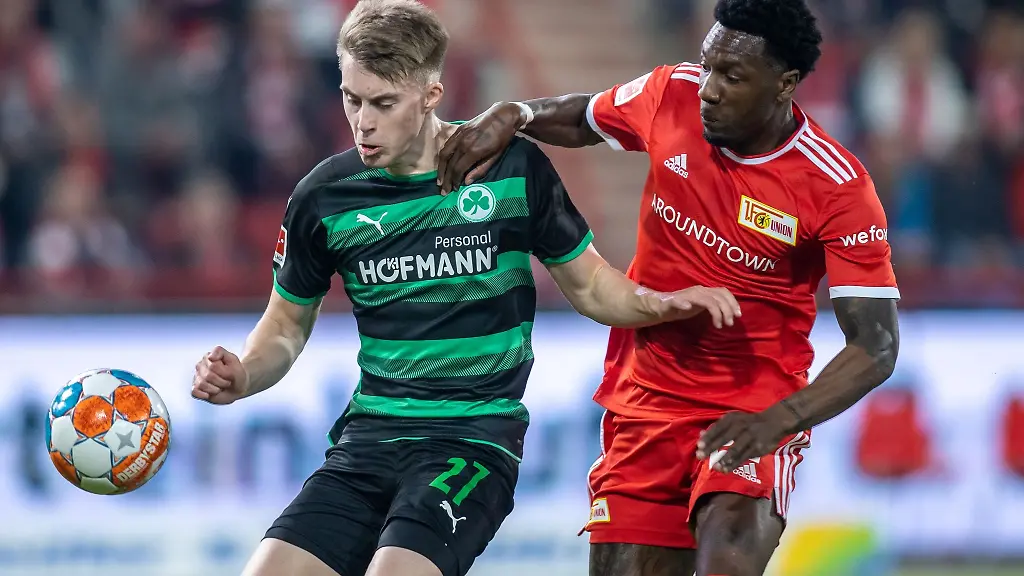 Luca-Itter-von-Greuther-Fuerth-kaempft-gegen-Berlins-Sheraldo-Becker-r-um-den-Ball