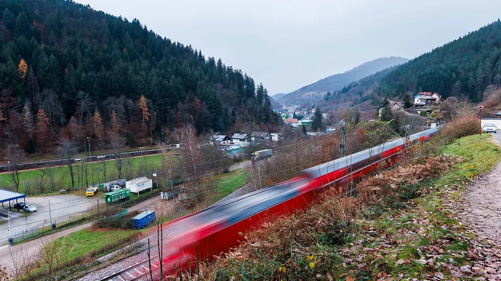Ein-Regionalexpress-RE-der-Deutschen-Bahn-faehrt-auf-den-Gleisen-nahe-Hornberg