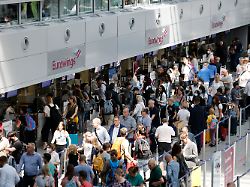 Lahme Sicherheitskontrolle: Flugverspätung wegen langer Abfertigung: Passagiere bekommen Geld