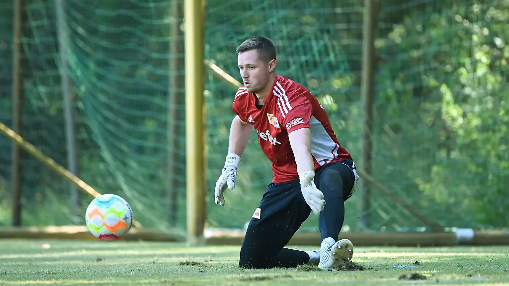 1-FC-Union-Berlins-Torwart-Lennart-Grill-beim-Training