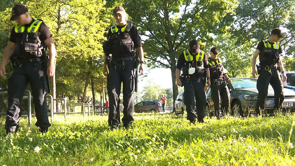 Polizisten-suchen-in-Hamburg-nach-einem-Messerangriff-an-einer-Bushaltestelle-nach-Spuren