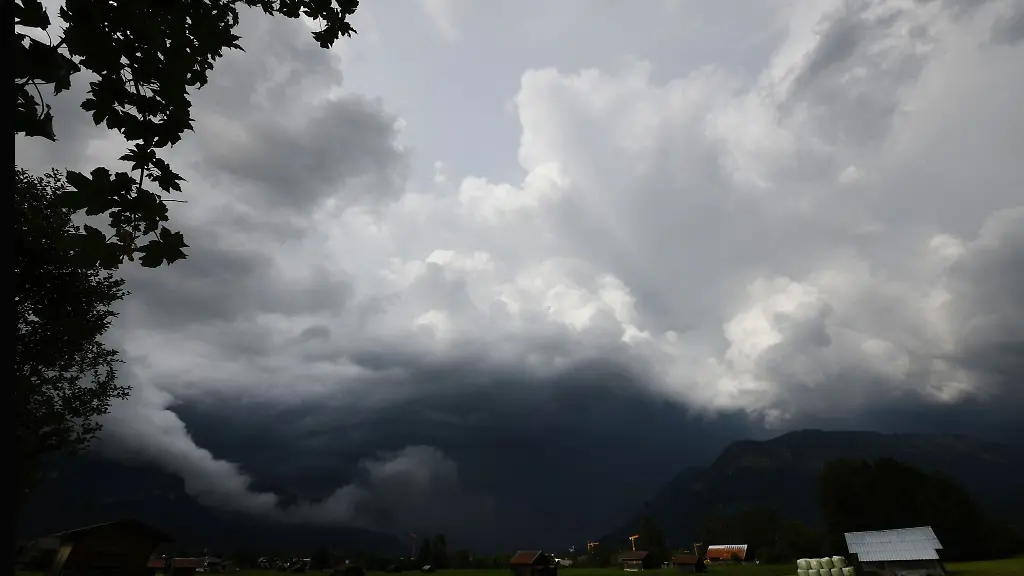 Dunkle-Gewitterwolken-ziehen-ueber-die-Berge-herauf