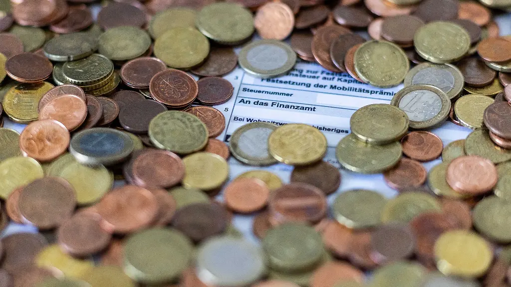 Das-Formular-zur-Steuererklaerung-2021-ist-von-Euro-Muenzen-bedeckt