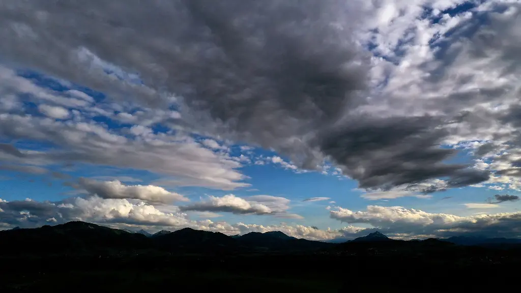 Wolken-ziehen-ueber-den-Himmel