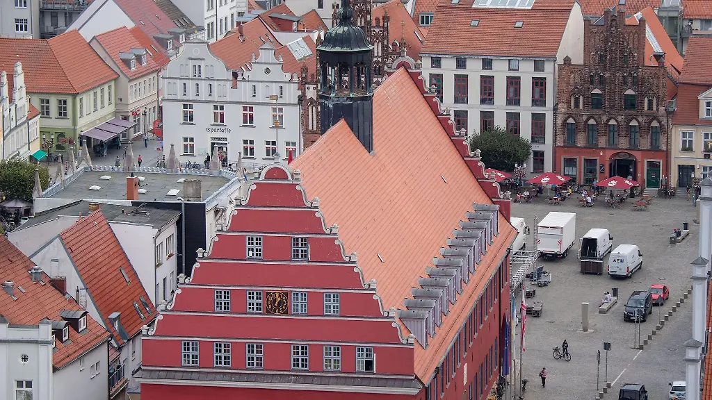 Blick-zum-Rathaus-ueber-die-Altstadt-von-Greifswald