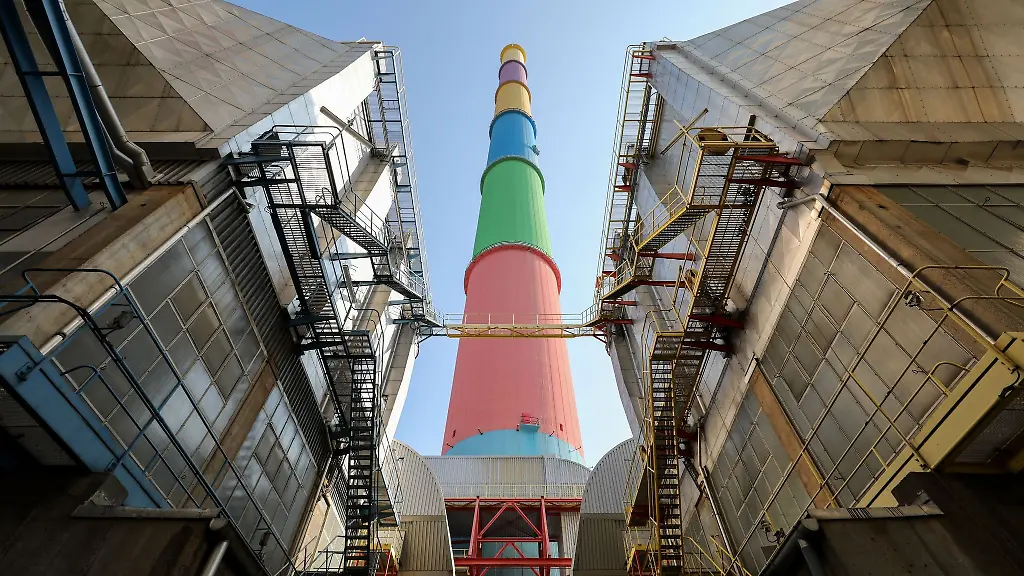 Der-im-Rahmen-eines-Projektes-des-Malers-Daniel-Buren-bemalte-Schornstein-des-Heizkraftwerks-Nord