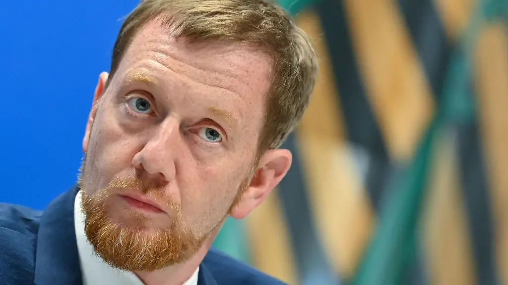 Michael-Kretschmer-CDU-Ministerpraesident-von-Sachsen-vor-der-Presse