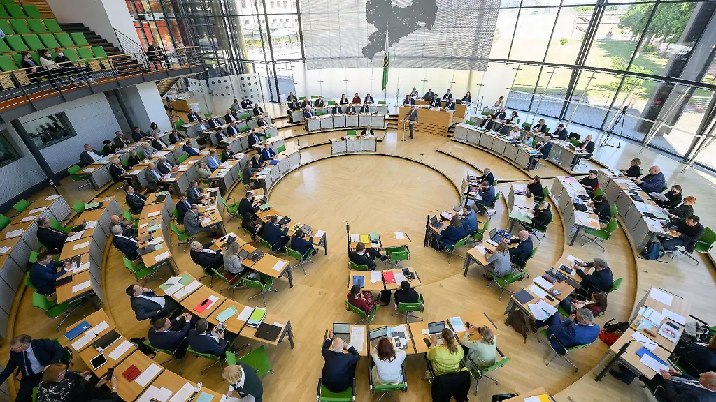 Blick-in-den-Plenarsaal-des-saechsischen-Landtags