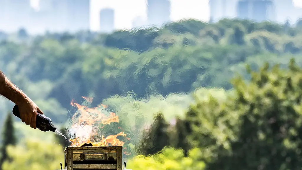 Ein-Mann-spritzt-Brennspritus-aus-einer-Flasche