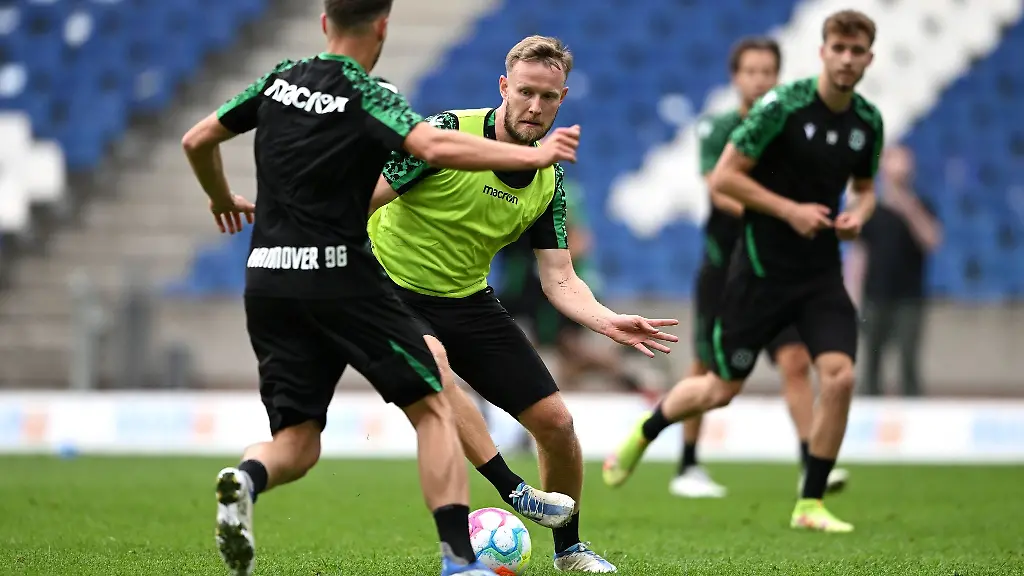 Cedric-Teuchert-laeuft-mit-dem-Ball-am-Fuss