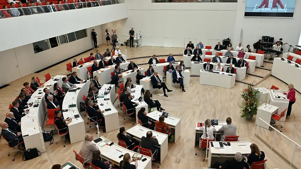 Ulrike-Liedtke-Praesidentin-des-Landtages-Brandenburg-spricht-bei-der-Festveranstaltung-im-Landtag