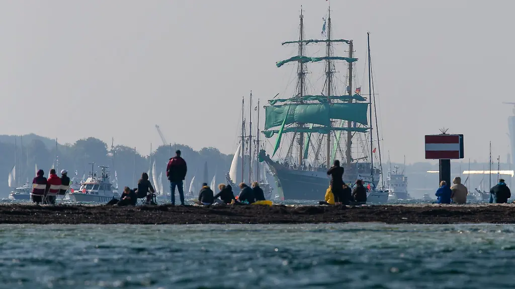 Zuschauer-beobachten-am-Falkensteiner-Strand-die-Windjammer-Parade-der-Kieler-Woche