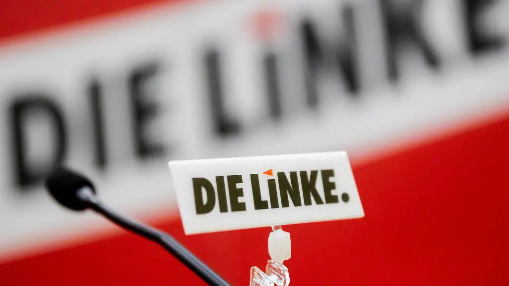 Das-Logo-der-Linken-ist-an-einem-Mikrofon-bei-einem-Parteitag-angebracht
