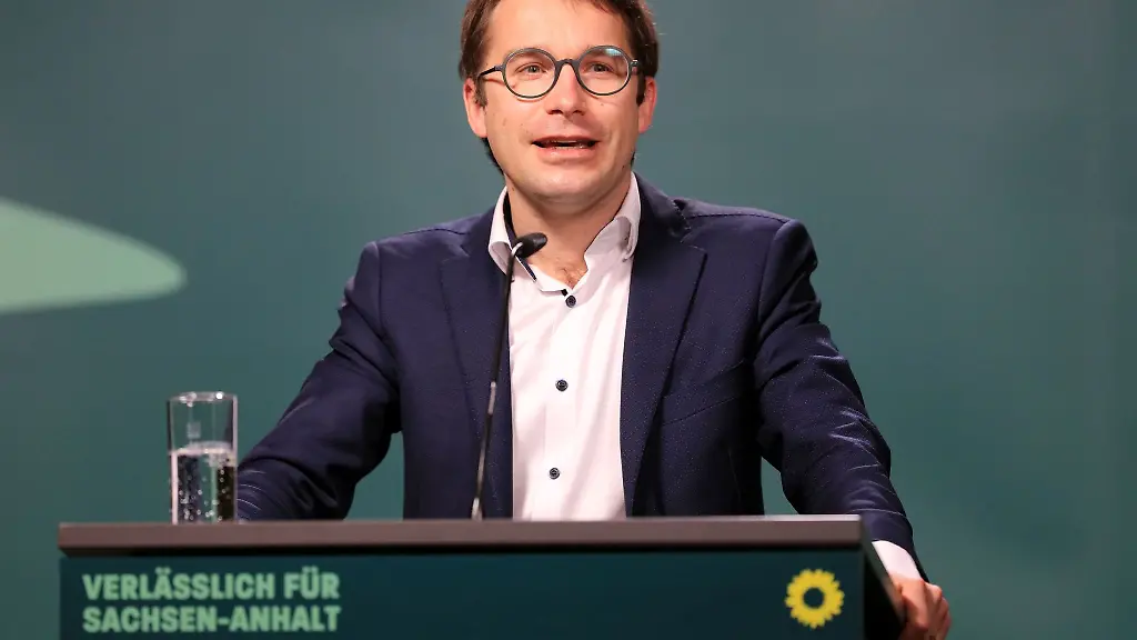 Der-Gruenen-Abgeordnete-Sebastian-Striegel-spricht-in-Magdeburg