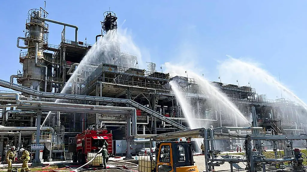 Die-Feuerwehrleute-haben-den-am-Morgen-aufgeflammten-Brand-in-der-Oelverarbeitungsanlage-Nowoschachtinsk-im-Gebiet-Rostow-vollstaendig-geloescht-heisst-es-vom-oertlichen-Zivilschutz